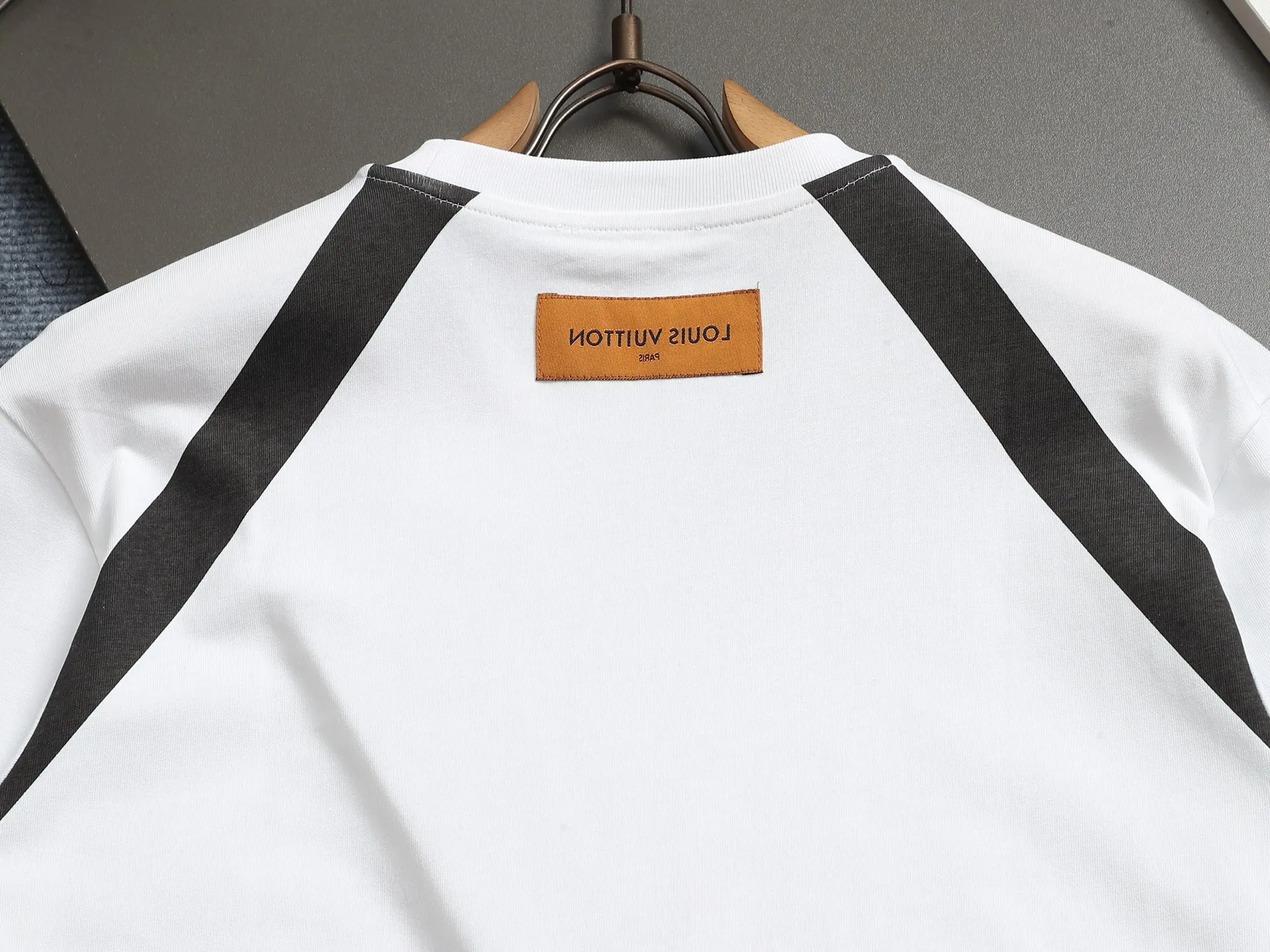🅿️170 new models are available! 】 Newly upgraded new fabric - high-quality LOUIS V UITTON Louis Vuitton 2025ss latest style leather logo foam round neck short-sleeved T-shirt upper body effect Fabric #300G thick weight double yarn cotton Custom dyeing Threaded neckline is not easy to deform Very comfortable to the touch Super versatile and good-looking short-sleeved Three-label complete Non-market ordinary version Feel free to compare Quality is absolutely guaranteed Same style for men and women Color: Black White Size: XS S M L